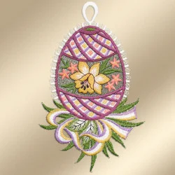 Ein gesticktes Ornament in Form eines Eies mit einer gelben Blume und rosa Sternen in der Mitte, einem lila-gelb karierten Muster, einer weißen Schleife oben und einer dekorativen Schleife mit grünen Blättern unten.
