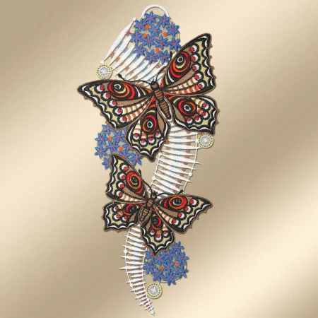 Zwei Schmetterlinge mit detaillierten schwarzen, roten und beigen Flügelmustern sitzen auf weißen, farnförmigen Blättern. Um die Schmetterlinge herum befinden sich kleine blaue und orangefarbene Blüten. Der Hintergrund ist in einem sanften Beigeton gehalten.