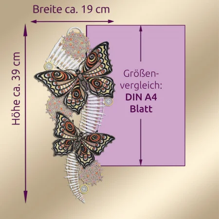 Ein Design mit zwei detaillierten, bunten Schmetterlingen mit dekorativen Wirbeln und floralen Elementen erscheint neben einem violetten Rechteck mit der Aufschrift "Größenvergleich: DIN A4 Blatt". Lila Pfeile geben die Maße von ca. 39 cm Höhe und 19 cm Breite an.