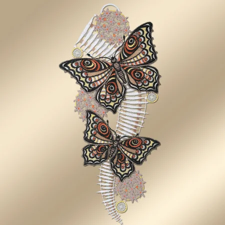 Zwei gestickte Schmetterlinge in Schwarz und Orange befinden sich auf einem vertikalen Spitzenmuster mit detaillierten floralen Mustern und kreisförmigen Motiven vor einem Hintergrund mit sanftem Beige-Farbverlauf. Das Layout ist symmetrisch.