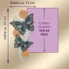Eine Komposition mit zwei blauen und schwarzen Schmetterlingen, weißen Farnblättern und orangefarbenen Blumenelementen wird über einem lila Rechteck mit der Aufschrift "Größenvergleich: DIN A4 Blatt". Die Pfeile zeigen die ungefähren Maße von 39 cm Höhe und 19 cm Breite an.