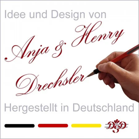 Eine Hand schreibt in roter Schrift "Anja & Henry Drechsler". Darüber steht in grauer Schrift "Idee und Design von". Darunter steht der Satz "Hergestellt in Deutschland". Am unteren Rand erscheinen schwarze, rote und gelbe Linien neben einem dekorativen Logo.