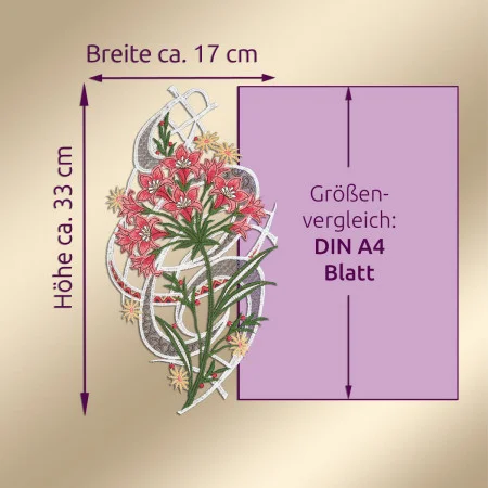 Illustration, die ein rotes und rosafarbenes Blumenstickereimotiv neben einem lila Rechteck mit der Aufschrift "Größenvergleich: DIN A4 Blatt". Pfeile zeigen die Maße der Stickerei an: ca. 33 cm Höhe und 17 cm Breite, beides etwas größer als ein DIN A4 Blatt. Beigefarbener Hintergrund.