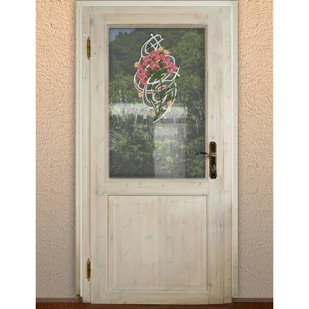 Eine helle Holztür hat eine Glasscheibe mit einem geätzten, wirbelnden abstrakten Muster und rosa Blumenmotiven. Durch das Glas sind grünes Laub und ein weißer Zaun zu sehen. Die Tür ist mit einem Messinggriff ausgestattet und in eine beigefarbene Strukturwand eingelassen.