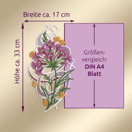 Ein gesticktes Blumenmuster mit violetten und orangefarbenen Blumen ist neben einem violetten Rechteck mit der Aufschrift "Größenvergleich: DIN A4 Blatt". Die Pfeile geben die Maße des Musters mit ca. 33 cm Höhe und 17 cm Breite zum Vergleich an.