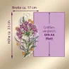 Ein gesticktes Blumenmuster mit violetten und orangefarbenen Blumen ist neben einem violetten Rechteck mit der Aufschrift "Größenvergleich: DIN A4 Blatt". Die Pfeile geben die Maße des Musters mit ca. 33 cm Höhe und 17 cm Breite zum Vergleich an.