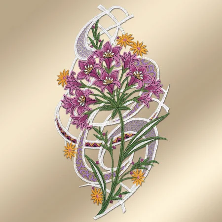 Ein gesticktes Muster zeigt violette Blumen mit gelben Zentren und grünen Stielen, begleitet von kleinen gelben Blumen auf einem beigen Hintergrund mit Farbverlauf. Geschwungene weiße, lavendelfarbene und goldene Motive sind in Schleifen hinter dem zentralen Blumenbündel angeordnet.
