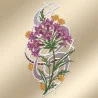 Ein gesticktes Muster zeigt violette Blumen mit gelben Zentren und grünen Stielen, begleitet von kleinen gelben Blumen auf einem beigen Hintergrund mit Farbverlauf. Geschwungene weiße, lavendelfarbene und goldene Motive sind in Schleifen hinter dem zentralen Blumenbündel angeordnet.