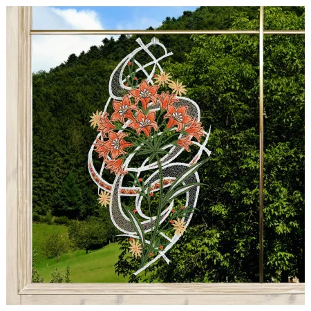 Ein Fensterrahmen mit Blick auf einen dichten grünen Wald. Das Fensterglas zeigt ein kompliziertes Muster aus orangefarbenen Lilien mit grünen Stängeln und Blättern, die mit weißen geometrischen, spitzenartigen Mustern vor dem natürlichen Hintergrund verflochten sind.