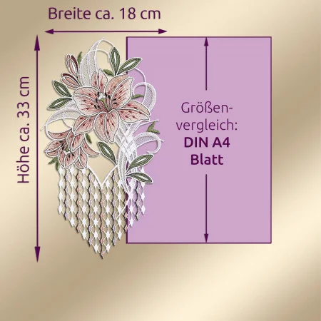 Ein gesticktes florales Spitzenmuster in Rosa, Weiß und Grün ist auf einem violetten Rechteck mit der Aufschrift "Größenvergleich: DIN A4 Blatt". Lila Pfeile zeigen die Maße von ca. 33 cm in der Höhe und 18 cm in der Breite an. Der Hintergrund ist beige.