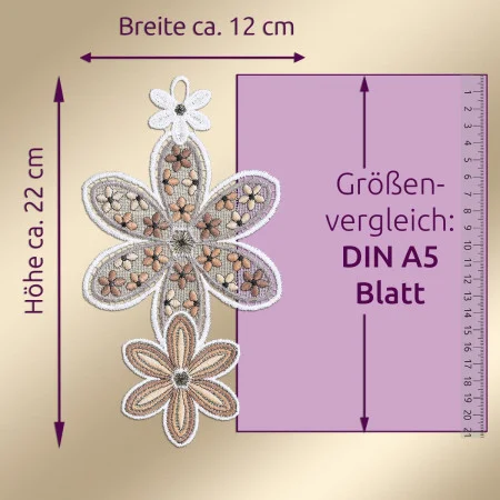 Ein Spitzenornament mit beigefarbenen und braunen Blumenmustern ist mit einer Höhe von etwa 22 cm und einer Breite von 12 cm abgebildet. Daneben befindet sich ein violettes Rechteck, das ein A5-Blatt zum Größenvergleich darstellt, mit Linealen, die die Maße angeben.