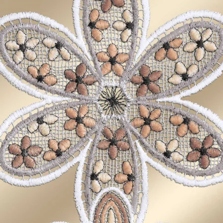 Gestickte Blume mit fünf großen Blütenblättern, die jeweils detaillierte Muster aus kleinen beigen, hellbraunen und braunen Blumen auf einem netzartigen Hintergrund enthalten. Die Blütenblätter sind mit weißen und grauen Stichen umrandet. Der Hintergrund weist einen sanften goldenen Farbverlauf auf.