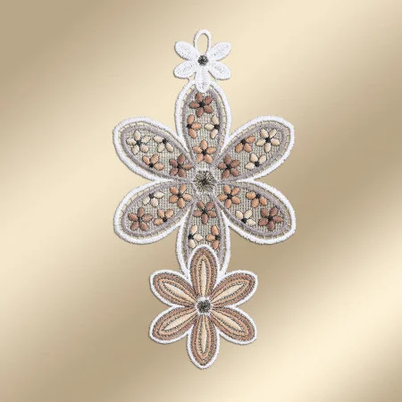 Ein Spitzenornament zeigt drei miteinander verbundene Blumen mit detaillierten Mustern in Beige, Weiß und Braun. Die größte Blume steht in der Mitte, eine kleinere Blume darüber und eine weitere darunter, auf einem Hintergrund mit sanftem beigefarbenem Farbverlauf.