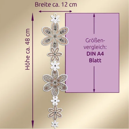 Ein vertikales florales Spitzenmuster mit einer Höhe von ca. 48 cm und einer Breite von ca. 12 cm wird neben einem lila Rechteck mit der Aufschrift "Größenvergleich: DIN A4 Blatt", um den Maßstab anzugeben. Der Hintergrund weist einen dezenten hellgoldenen Farbverlauf auf.