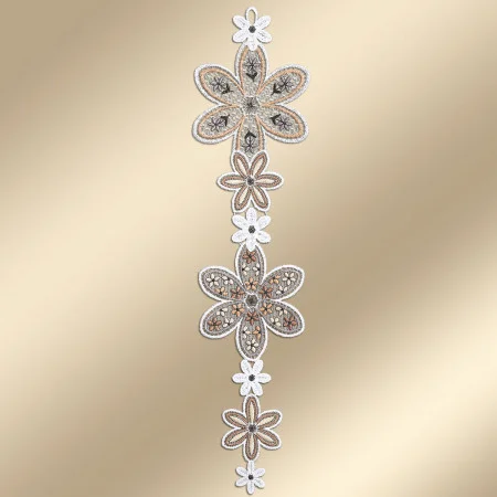 Ein zentriertes vertikales Arrangement von detaillierten, spitzengemusterten Blumen in Weiß, Gold und Silber erscheint vor einem hellen, goldenen Hintergrund mit Farbverlauf. Die Blumen wechseln sich in der Größe ab, wobei größere und kleinere Blüten über die Reihe verteilt sind.