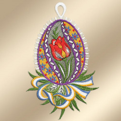 Ein gesticktes Ornament in Form eines Eies zeigt in der Mitte eine rote Tulpe mit grünen Blättern, umgeben von bunten Blumenmustern. Der Rand ist mit weißer Spitze eingefasst, und eine große Schleife in Grün, Gelb, Weiß und Blau ziert den Boden.