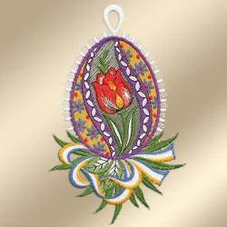 Ein gesticktes Ornament in Form eines Eies zeigt in der Mitte eine rote Tulpe mit grünen Blättern, umgeben von bunten Blumenmustern. Der Rand ist mit weißer Spitze eingefasst, und eine große Schleife in Grün, Gelb, Weiß und Blau ziert den Boden.