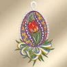 Ein gesticktes Ornament in Form eines Eies zeigt in der Mitte eine rote Tulpe mit grünen Blättern, umgeben von bunten Blumenmustern. Der Rand ist mit weißer Spitze eingefasst, und eine große Schleife in Grün, Gelb, Weiß und Blau ziert den Boden.