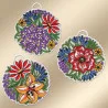 Drei runde gestickte Ornamente mit detaillierten Blumenmustern und weißen Spitzenbordüren. Jedes zeigt rote, gelbe, violette und blaue Blumen mit grünen Blättern. Der Hintergrund ist mit kleinen lilafarbenen Blumen auf einer hellen Oberfläche mit Farbverlauf verziert.