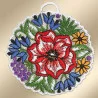Ein rundes besticktes Spitzendeckchen zeigt in der Mitte eine rot-weiße Blüte, die von blauen, gelben und violetten Blüten mit grünen Blättern umgeben ist. Das Deckchen ist mit einer weißen Spitzenkante mit Wellenschliff versehen. Am oberen Ende ist eine kleine Schlaufe zum Aufhängen angebracht.