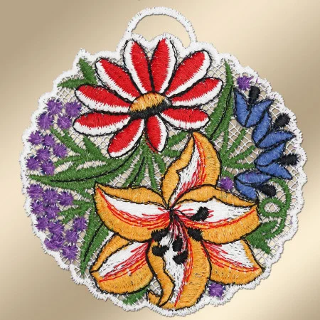 Ein kreisförmig gestickter Aufnäher zeigt ein rotes und weißes Gänseblümchen, eine gelbe und orangefarbene Lilie, lila Blüten, grüne Blätter und eine blaue Blume auf einem beigen Hintergrund. Jedes Element ist mit weißem Faden umrandet, und überall sind komplizierte Stickdetails zu sehen.