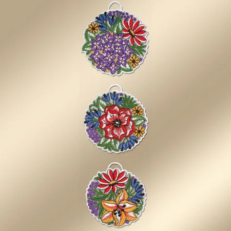 Abgebildet sind drei kreisförmige Perlenornamente, jedes mit bunten Blumenmustern. Das obere Ornament zeigt lila und rote Blumen, das mittlere eine große rote Blume mit grünen Blättern und das untere orange, rote und lila Blumen. Jedes dieser Ornamente hat eine Schleife am oberen Ende.