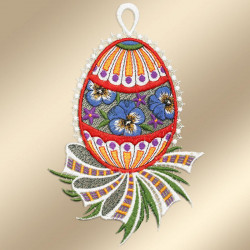 Ein kunstvoll besticktes eiförmiges Ornament mit farbenfrohen Stiefmütterchen, roten, orangefarbenen, lila und goldenen Mustern und einer dekorativen Schleife mit grünen und goldenen Blättern auf einem beigen Hintergrund mit Farbverlauf. An der Oberseite ist eine weiße Schlaufe zum Aufhängen angebracht.