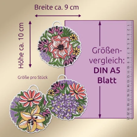 Drei runde, gestickte Ornamente mit unterschiedlichen, farbenfrohen Blumenmustern sind abgebildet. Der deutsche Text gibt an, dass jedes Ornament etwa 10 cm hoch und 9 cm breit ist. Ein Vergleich im Format DIN A5 verwendet ein violettes Lineal und einen schattierten Kasten im Hintergrund.