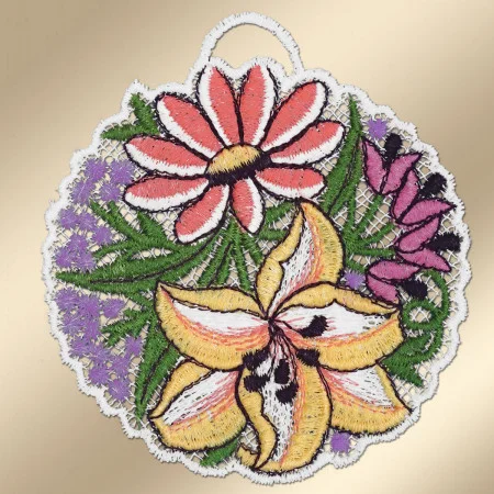 Ein gestickter Aufnäher mit weißem, gezacktem Rand und hellbeigem Hintergrund. Das Design umfasst eine gelbe Lilie, ein rotes Gänseblümchen, eine lila Blume und grüne Blätter, die alle mit detaillierten Fäden und präzisen Stichen dargestellt sind.