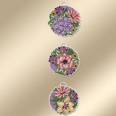 Drei kreisförmige Perlenornamente sind vertikal vor einem beigen Hintergrund aufgehängt. Jedes Ornament zeigt ein detailliertes florales Muster mit verschiedenen Blumenarten und grünen Blättern in Lila-, Rosa-, Gelb- und Weißtönen innerhalb jedes Kreises.