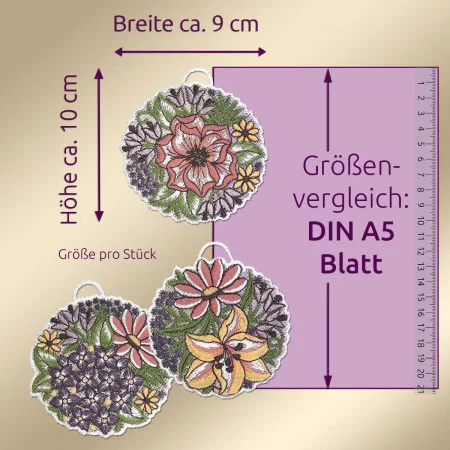 Drei runde, mit Blumen bestickte Aufnäher, jeder etwa 9 cm breit und 10 cm hoch, sind auf einem beigen Hintergrund abgebildet. Ein Lineal und ein lila Quadrat mit der Aufschrift "Größenvergleich: DIN A5 Blatt" sind neben den Aufnähern angebracht, um die Größe zu ermitteln.