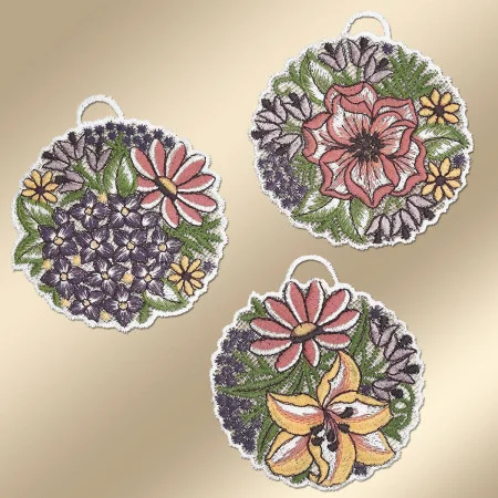 Drei kreisförmig gestickte Aufnäher zeigen unterschiedliche Blumenmotive. Jeder Aufnäher zeigt Gruppen von rosafarbenen, gelben und violetten Blumen mit grünen Blättern, die alle in Weiß auf einem Hintergrund mit sanftem Goldfarbton umrandet sind. Oben an jedem Aufnäher ist eine kleine Schleife angebracht.