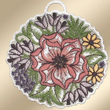 Ein kreisförmiger gestickter Aufnäher mit Wellenrand zeigt in der Mitte eine große rosa-weiße Blüte, die von grünen Blättern, kleinen gelben Blüten und Gruppen violetter Blüten umgeben ist. Das Muster ist auf einem beigefarbenen, netzartigen Hintergrund zu sehen.