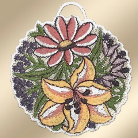 Ein runder gestickter Aufnäher zeigt eine große gelbe und weiße Lilie, ein rosa Gänseblümchen und lila Blüten, die von grünen Farnblättern umgeben sind. Der Aufnäher hat einen detaillierten Spitzenhintergrund, eine kleine Schleife an der Spitze und ist vor einem Hintergrund mit sanftem Goldfarbton angebracht.