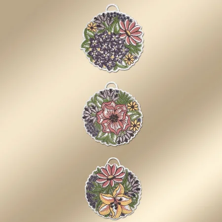Drei kreisförmige, gestickte Ornamente mit unterschiedlichen Blumenmustern sind vertikal vor einem goldenen Hintergrund mit Farbverlauf angeordnet. Jedes Ornament zeigt verschiedene bunte Blumen in Lila-, Rosa- und Gelbtönen und hat oben eine kleine Schlaufe zum Aufhängen.