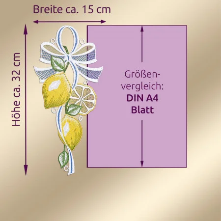 Ein gesticktes Motiv mit einer Zitrone und einer Schleife mit einer Höhe von ca. 32 cm und einer Breite von ca. 15 cm wird neben einem Rechteck mit der Aufschrift "Größenvergleich: DIN A4 Blatt" zur Größenangabe. Lila Pfeile markieren die Maße auf beigem Hintergrund.