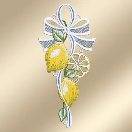 Ein gesticktes Muster zeigt zwei ganze Zitronen, eine Zitronenscheibe und grüne Blätter, mit einem großen weiß-blauen Band, das oben zu einer Schleife gebunden ist. Der Hintergrund besteht aus einem glatten hellbeigen Farbverlauf.
