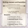 Hinweisschild, das das Verfahren zum Messen und Bestellen von Gardinenbreiten erläutert. Das Schild zeigt drei Schritte und gibt zwei Berechnungsbeispiele: für Fensterbreiten von 40 cm und 60 cm, jeweils multipliziert mit 1,5, was Gardinenbreiten von 64 cm und 96 cm ergibt.