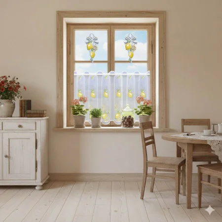 In einem sonnendurchfluteten Esszimmer mit Holzboden stehen ein rustikaler Tisch und Stühle, ein weißer Schrank mit Topfblumen und ein Fenster mit zitronenfarbenen Vorhängen und weiteren Topfpflanzen. Das Fenster bietet einen Blick auf die Berge unter dem blauen Himmel.