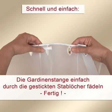 Zwei Hände fädeln eine weiße Gardinenstange durch genähte Öffnungen in einer durchsichtigen Gardine. Oben steht in roter Schrift "Schnell und einfach:", und in einem Kasten darunter steht "Die Gardinenstange einfach durch die gestickten Stablöcher fädeln - Fertig!".