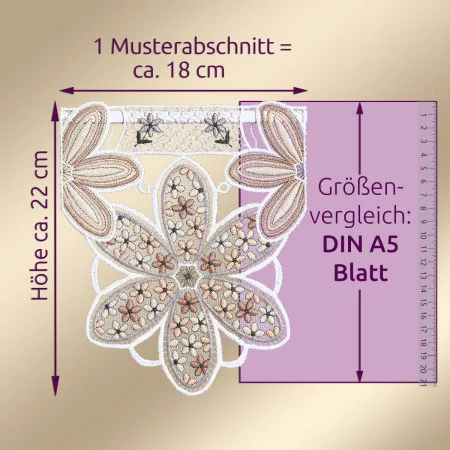 Ein Spitzenmotiv mit beigefarbenen und rosafarbenen Blumenmustern ist abgebildet. Messlinien geben die Maße von ca. 22 cm Höhe und 18 cm Breite an. Eine vertikale Skala vergleicht das Motiv mit einem DIN A5-Blatt, mit deutschem Text für den Maßstab auf beige-lila Hintergrund.