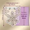 Ein Spitzenmotiv mit beigefarbenen und rosafarbenen Blumenmustern ist abgebildet. Messlinien geben die Maße von ca. 22 cm Höhe und 18 cm Breite an. Eine vertikale Skala vergleicht das Motiv mit einem DIN A5-Blatt, mit deutschem Text für den Maßstab auf beige-lila Hintergrund.
