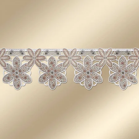 Spitzenbesatz mit einem sich wiederholenden Blumenmuster in Weiß, Beige und Hellbraun. Das Muster besteht aus großen, weiß umrandeten Blumen mit braunen Akzenten, die an einem schmalen Spitzenband hängen. Die gesamte Bordüre ist vor einem beigen Hintergrund platziert.