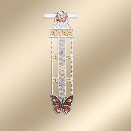 Ein Makramee-Wandbehang mit weißer Basis und mehrfarbigen Akzenten. Oben befindet sich ein roter Schmetterling, während unten ein größerer Schmetterling in Rot, Orange und Schwarz zu sehen ist. Der mittlere Streifen enthält Blumenmotive mit gelben und violetten Zentren.