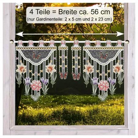 Ein Spitzenvorhang mit detaillierten Blumen- und Schmetterlingsmustern in Rosa, Rot, Grün und Weiß ist an einer Stange in einem hölzernen Fensterrahmen angebracht. Draußen sind sonnenbeschienene Bäume und Grünpflanzen zu sehen. Laut deutschem Text ist der Vorhang etwa 56 cm breit und wird in vier Teilen geliefert.