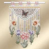 Wandbehang aus Spitze mit gestickten orangefarbenen Lilien, lila Krokussen, rosa Blüten, grünen Blättern und einem orange-schwarzen Schmetterling in der Mitte. Die Stickerei befindet sich auf einem weißen, netzartigen Hintergrund mit Wellenkanten.