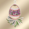 Ein gesticktes Ornament in Form eines Eies mit violetten und weißen Blüten und grünen Blättern in der Mitte, akzentuiert durch rosa, gelbe und orangefarbene Muster. An der Basis befindet sich eine weiß-gold-grüne Zierschleife, oben ist eine Schlaufe zum Aufhängen angebracht.