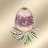 Ein gesticktes Ornament in Form eines Eies mit violetten und weißen Blüten und grünen Blättern in der Mitte, akzentuiert durch rosa, gelbe und orangefarbene Muster. An der Basis befindet sich eine weiß-gold-grüne Zierschleife, oben ist eine Schlaufe zum Aufhängen angebracht.