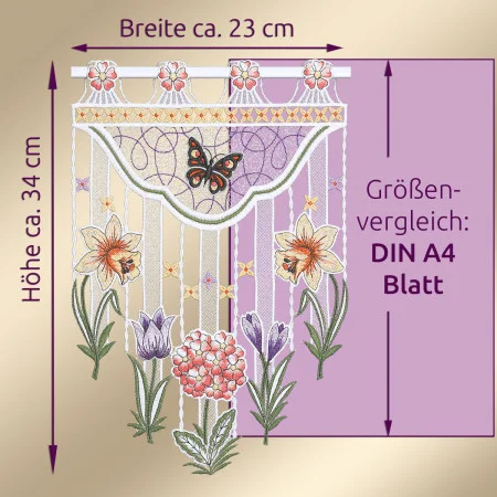 Ein bestickter Vorhang mit Blumen-, Blatt- und Schmetterlingsmotiven in rosa, lila, gelb und weißem Garn. Die Maße betragen etwa 34 cm in der Höhe und 23 cm in der Breite. Ein Etikett gibt einen Größenvergleich mit einem DIN A4-Blatt an. Der Hintergrund ist beige.