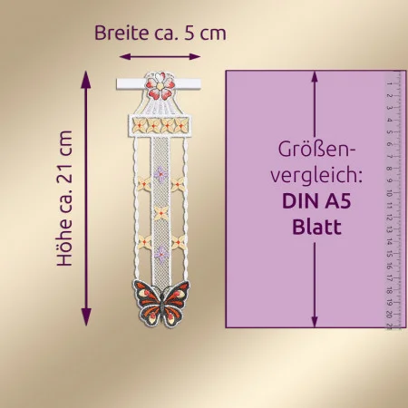 Ein dekoratives, hängendes Ornament mit einer Höhe von ca. 21 cm und einer Breite von ca. 5 cm wird neben einem DIN-A5-Papierblatt zur Größenangabe gezeigt. Das Ornament besteht aus einem Schmetterling aus Spitze am unteren Ende und floralen Spitzenmustern darüber in Pastellfarben.